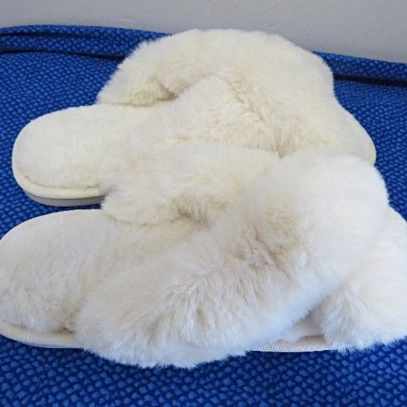 New Retail $62 Women's Fuzzy Slippers Size 9-10 - Picture 4 of 9